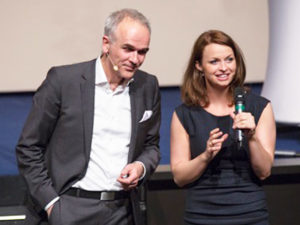 Johanna Tissot Expertin für Business Moderation bei einem Event. Johanna Tissot moderiert mit Gast und Schnellsprecher Bernhard Wolf. Johanna Tissot ist die Frau von Oliver Tissot und Expertin für Event- und Business Moderation.